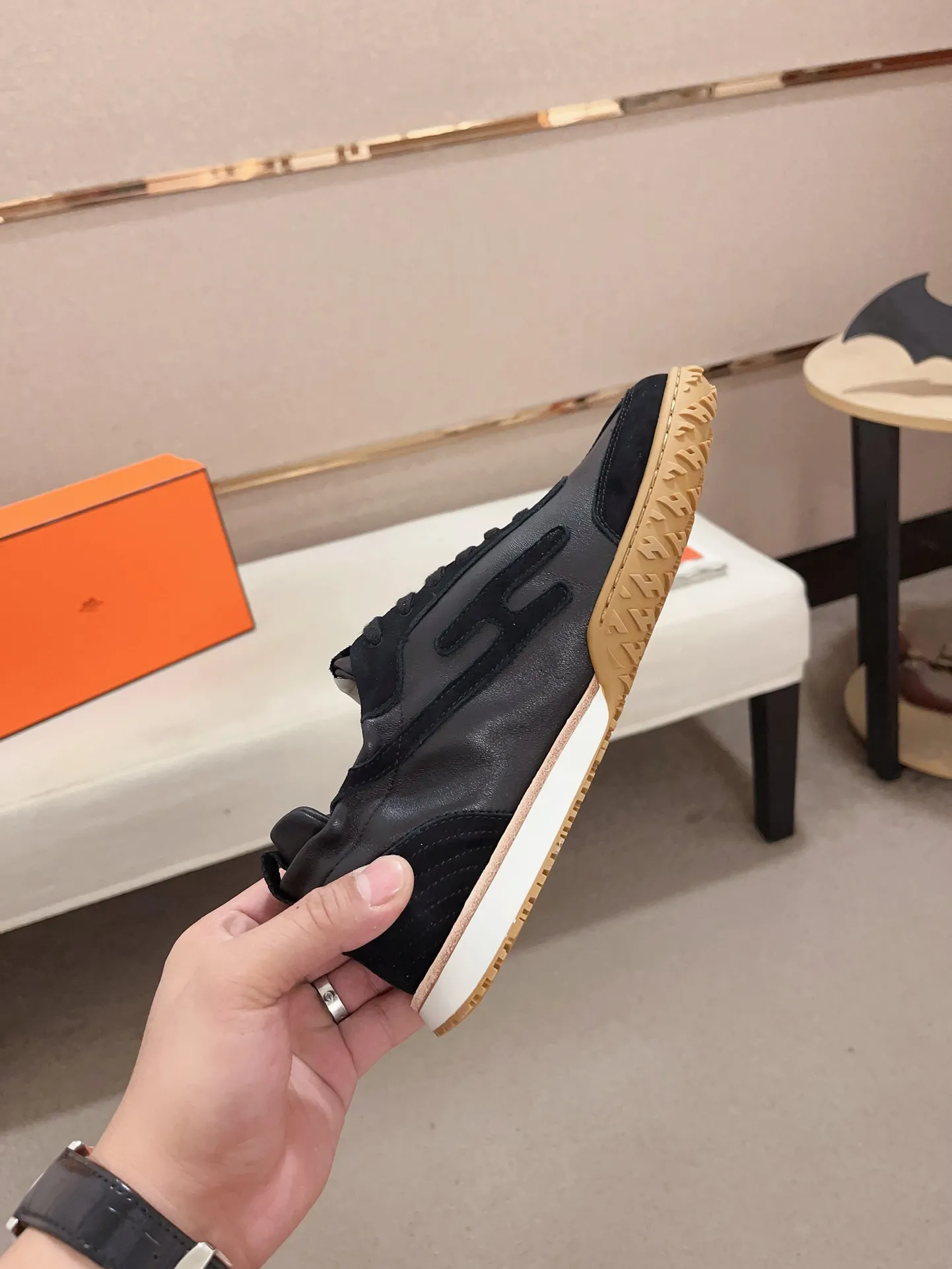 Men's men's shoes 💰: 720💰 Hermes top version # Couple style 💏 24ss casual sneakers Suede goatskin sneakers decorated with contrasting patterns and iconic "H" details, beautifully packaged at the delivery counter 🛍📦 Fabric: suede + cowhide Lining: mixed sheep lining Outsole: original TPU Bottom thickness: 2CM Size: 35-44